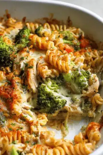 Ultra Lazy HEALTHY Chicken and Broccoli Pasta Bake