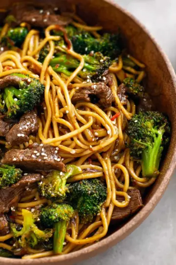 20 Minute Garlic Beef and Broccoli Lo Mein